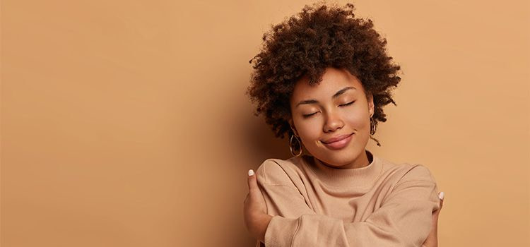 Stare da soli-ragazza che si abbraccia