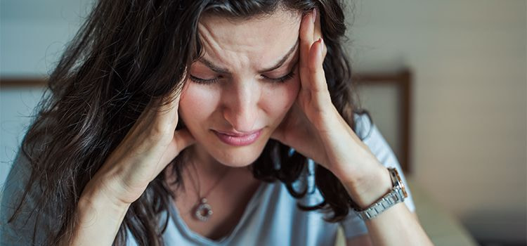 Stress e ansia-donna sofferente con le mani sulle tempie