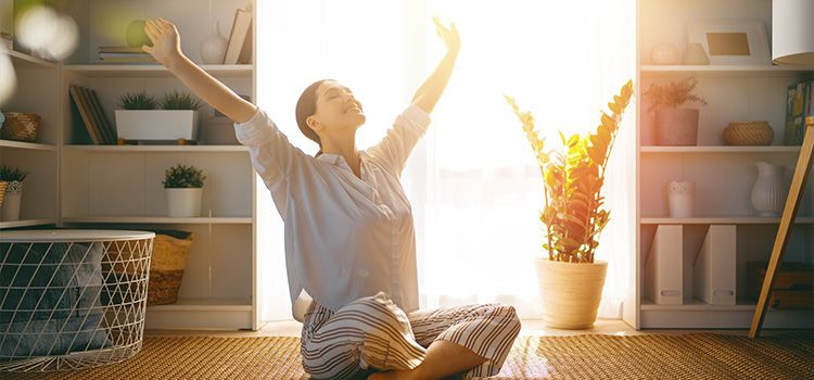 Vivere da soli - Ragazza in una stanza