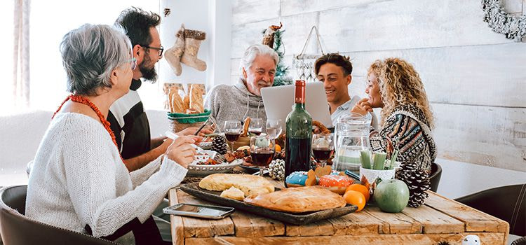 Vivere da solo - Tavola con una famiglia a pranzo