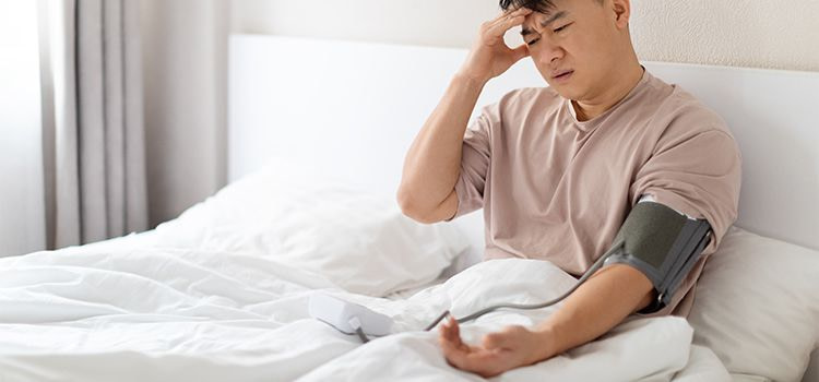 ansia aumenta pressione-ragazzo a letto preoccupato mentre misura la pressione