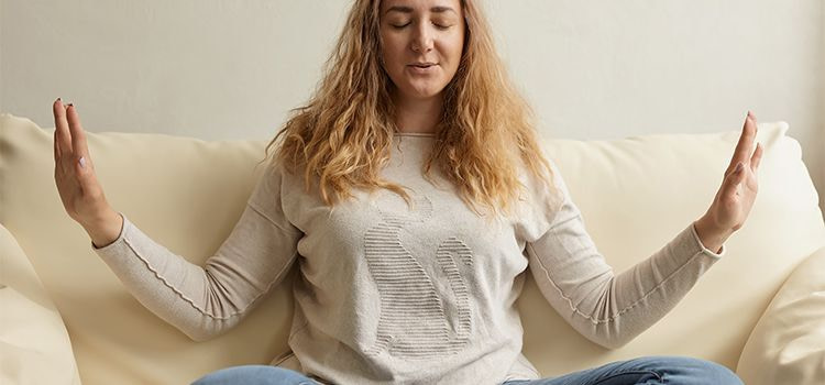 stato di agitazione-ragazza che si calma con esercizi di respirazione