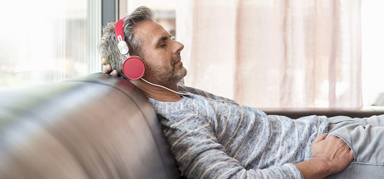 ipertensione da ansia-ragazzo sdraiato con le cuffie in relax