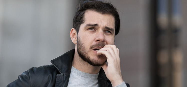 nervosismo sintomi - Ragazzo nervoso con le dita in bocca