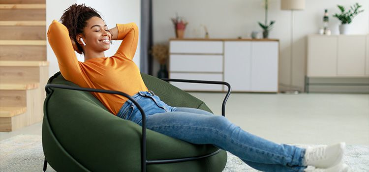 Cause attacchi di panico - Ragazza rilassata su una poltroncina