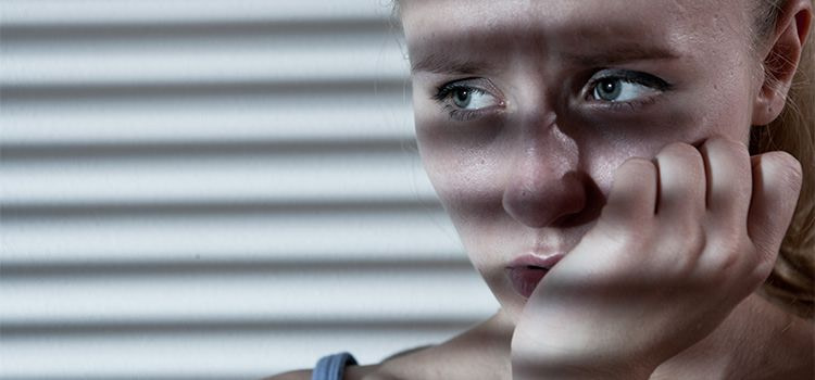 Non riesco ad accettarmi-ragazza nell'ombra con sguardo triste