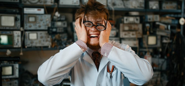 Paura di impazzire - Ragazzo vestito da dottore con la mani sul viso
