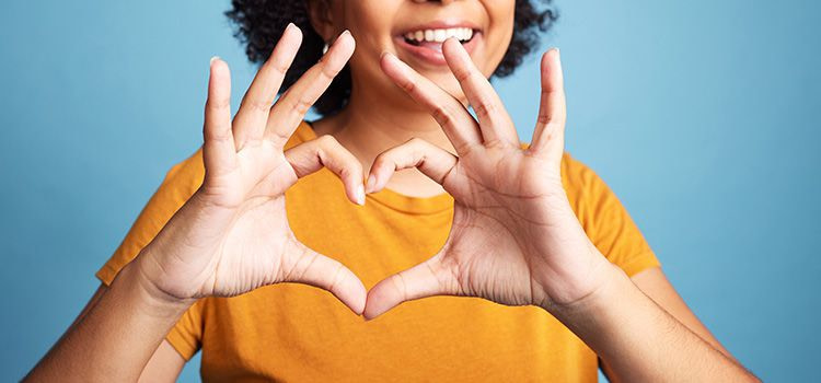 odio e amore - Ragazza che forma un cuore con le mani