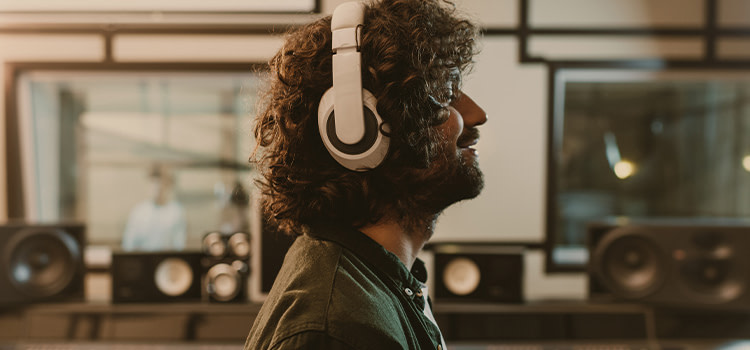 realizzare-se-stessi-nel-lavoro-produttore-musicale-ascolta-con-cuffie