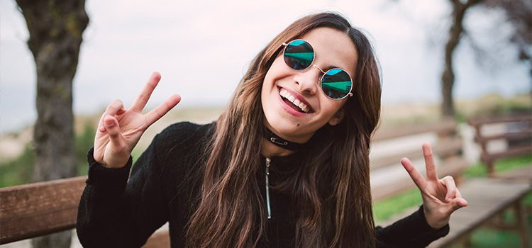 realizzare se stessi - ragazza sorridente in segno di vittoria