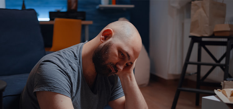 sentirsi-solo-uomo-poggia-faccia-sulla-mano