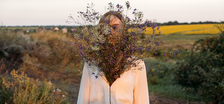 amare-senza-essere-amati-ragazza-con-fiori-nella-maglia