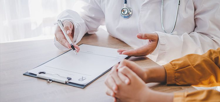 chi cura l'ansia - Medico che prende nota su un foglio