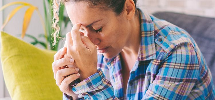come curare l'ansia - Donna in ansia con le mani sul viso