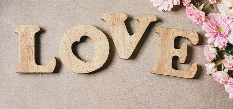 cos'è-l'amore-scritta-amore-lettere-legno