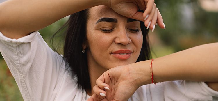 emozione - viso di donna emozionata e serena