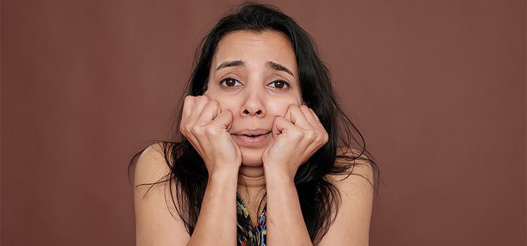 paura inconscia - primo piano di donna spaventata