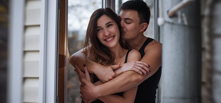 test sesso amore - Lui abbraccia lei sorridente.