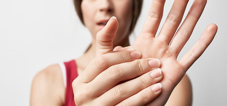 tremore mani ansia - Una ragazza che si stringe la mani