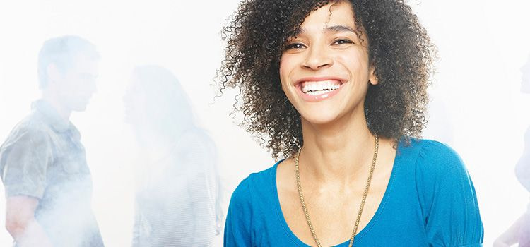 Credere in se stessi - Primo piano di una ragazza con un sorriso luminoso