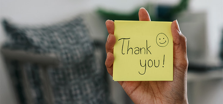 Gratitudine significato - un post it con scritto grazie in inglese