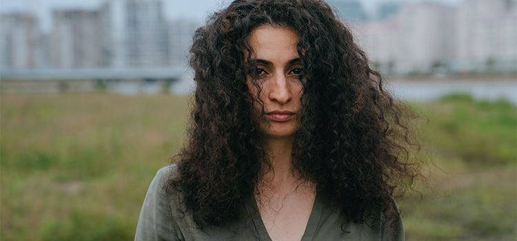 Persona insensibile - Ragazza con un sguardo freddo