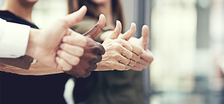 Piacere agli altri - Tante mani con il pollice in su