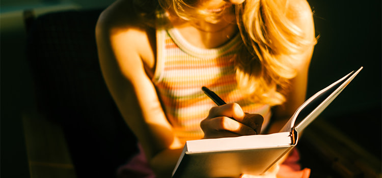 come-descrivere-se-stessi-ragazza-scrive-su-un-quaderno