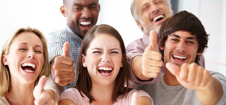 come essere positivi - gruppo di persone sorridenti con il dito pollice in su