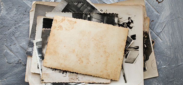 lasciare andare il passato - una pila di vecchie foto in bianco e nero