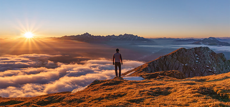 libertà di scegliere - Uomo di spalle in cima a un monte