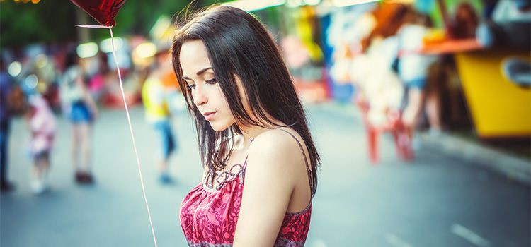 non provare emozioni - Ragazza di profilo, vestita a festa che non mostra emozioni