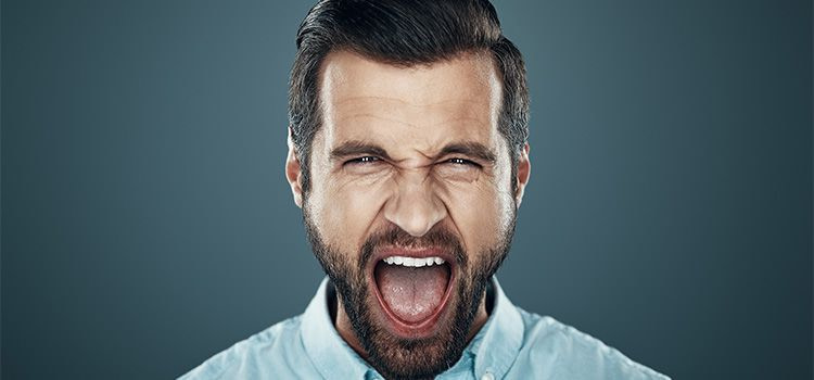 test rabbia - primo piano di un uomo che urla dalla rabbia