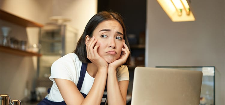 Sbagliare è umano ragazza triste seduta davanti al pc