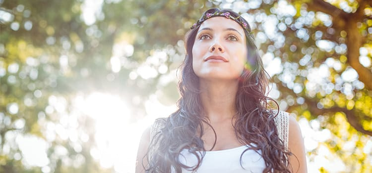 cosa vuol dire avere la consapevolezza ragazza guarda in alto