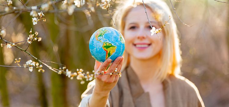 Come si arriva alla consapevolezza - ragazza che tiene in mano un piccolo globo raffigurante la terra