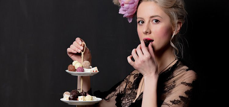 come resistere alle tentazioni - Donna che mangia un cioccolatino