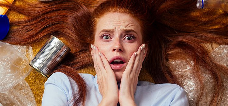 crisi esistenziale - ragazza con espressione preoccupata e mani ai lati del visto