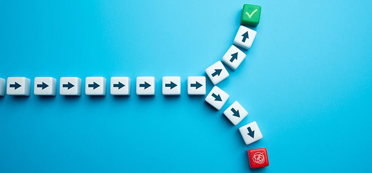 decisioni difficili - Una serie di frecce che portano a due strade, una giusta e una sbagliata