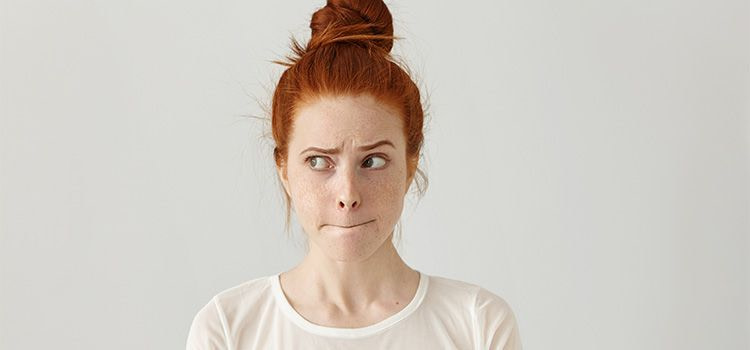 difetti di una persona - primo piano di ragazza con espressione perplessa