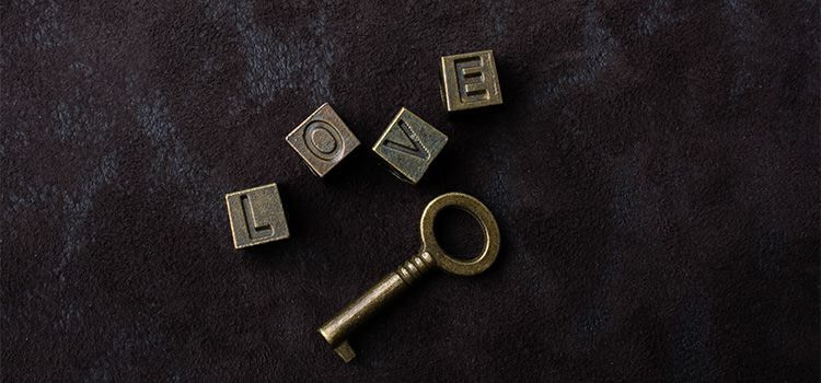 emozioni primarie - una chiave su sfondo nero con una scritta inglese che dice "love"