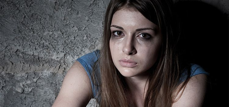 ferite emotive - Primo piano di ragazza triste con gli occhi segnati dalle lacrime