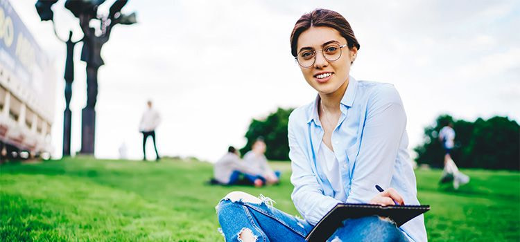 imparare ad imparare - Ragazza che studia all'aperto