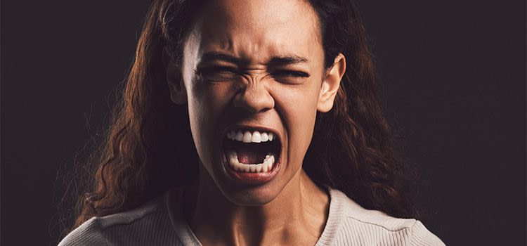 perché si prova rabbia - Primo piano di donna arrabbiata