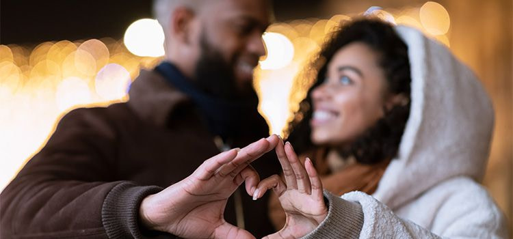 quando ami una persona - Una coppia forma un cuore con le proprie mani