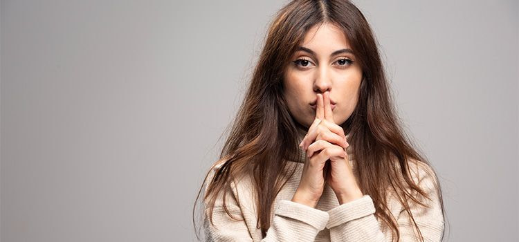 silenzio punitivo - Ragazza in atteggiamento di silenzio e di umore negativo