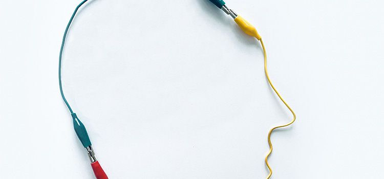 Amigdala- Sagoma stilizzata di una testa creata con fili elettrici.