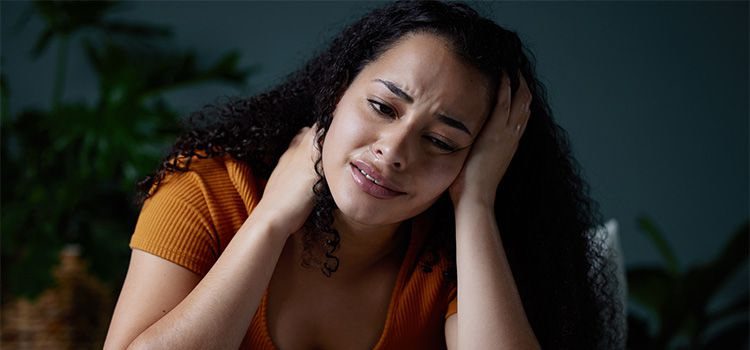 Ansia patologica - donna con un viso sofferente e ansioso