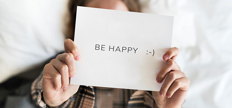 Definizione di felicità - Un foglio bianco con scritto "be happy"