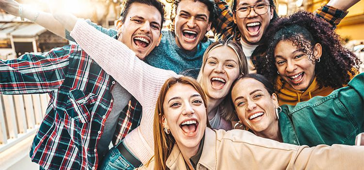 Essere felici con poco - Un gruppo di ragazzi allegri e sorridenti